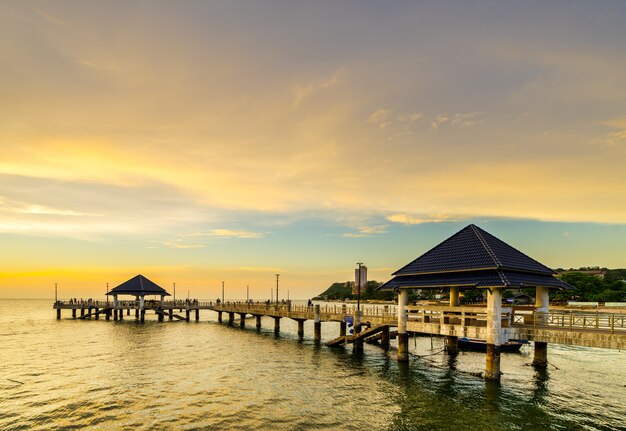 Puesta del sol en Laem Tan Bangsan Beach, Sriracha, Chonburi, Tailandia.