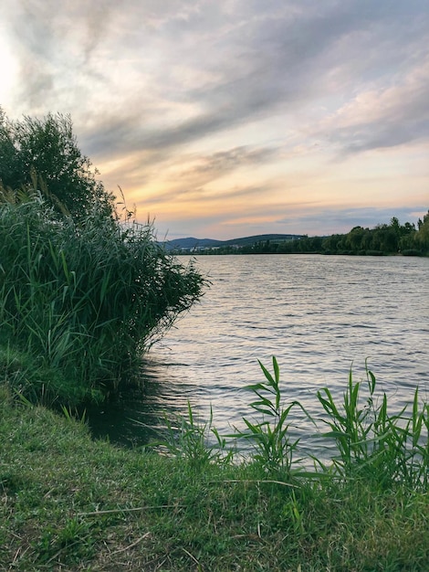 Puesta de sol en el lago de Budapest