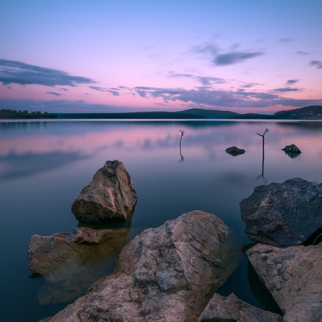 Puesta de sol en el lago en larga exposición