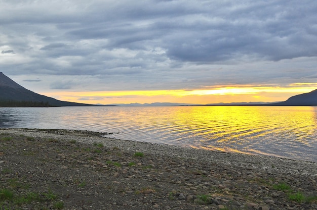 Puesta de sol en un lago en Siberia