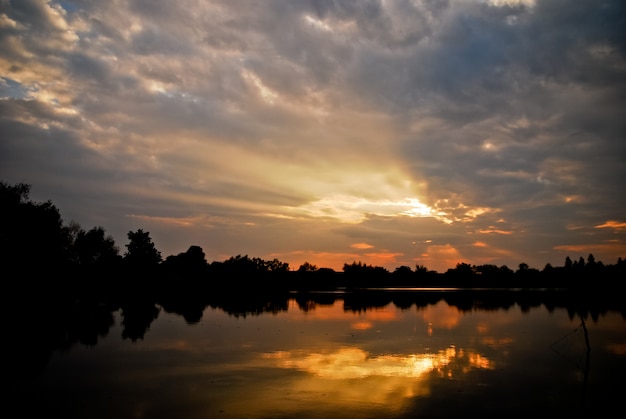 Puesta de sol en el lago