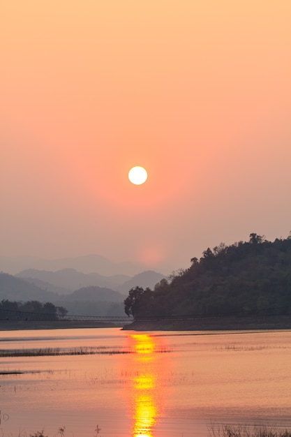 Puesta de sol en el lago