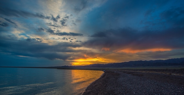 Puesta de sol en el lago