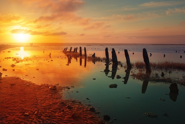 puesta de sol en el lago