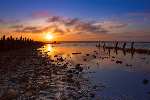 puesta de sol en el lago