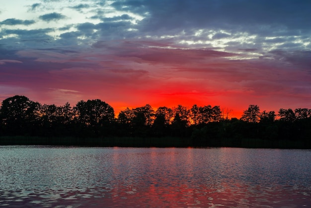 puesta de sol en el lago