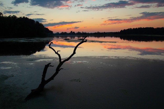 puesta de sol en el lago