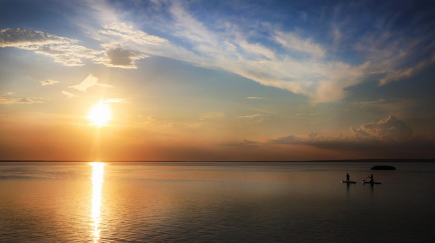 puesta de sol en el lago