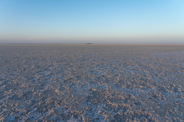 Puesta de sol en las llanuras de sal del lago Asale en la depresión de Danakil en Etiopía, África