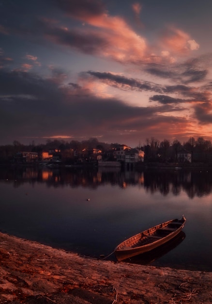 Puesta de sol a lo largo del río Tesino