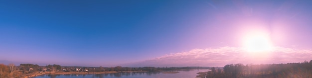 Puesta de sol mágica sobre el lago Panorama del paisaje Vista desde arriba Lago sereno en la noche Paisaje de la naturaleza