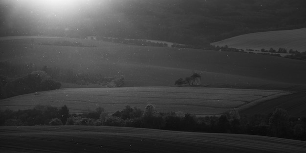 Puesta de sol mágica en tierras de cultivo de Moravia del sur