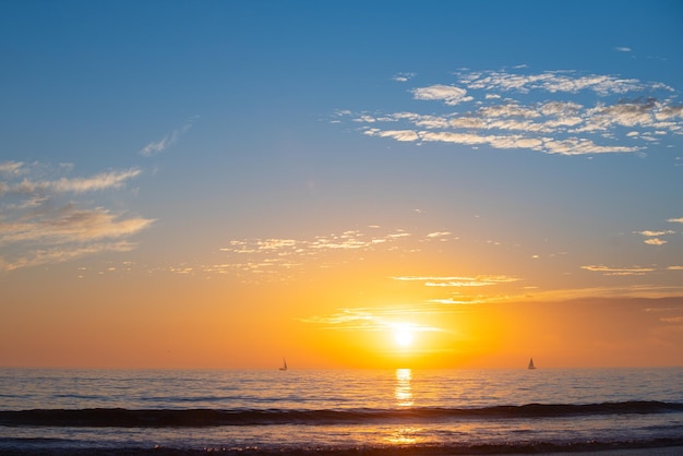 Puesta de sol en el mar amanecer en la playa colorido fondo de paisaje de naturaleza oceánica con espacio de copia