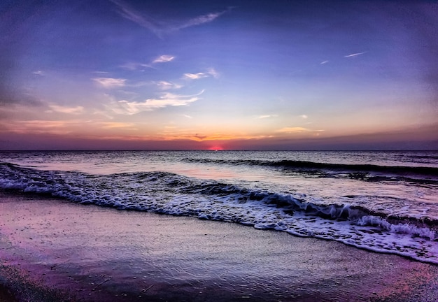 Puesta de sol en el mar Báltico en verano