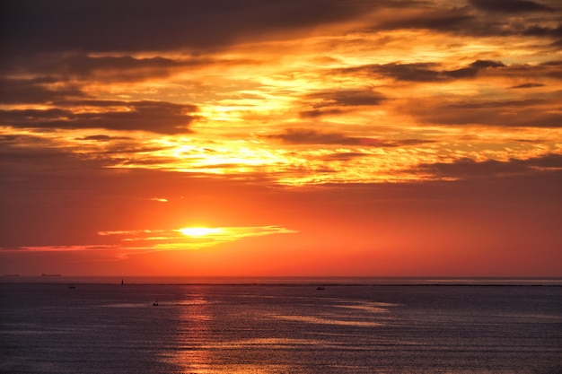 Puesta de sol de mar con barcos