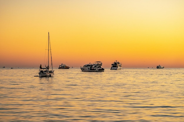 Foto puesta de sol en el mar con barcos