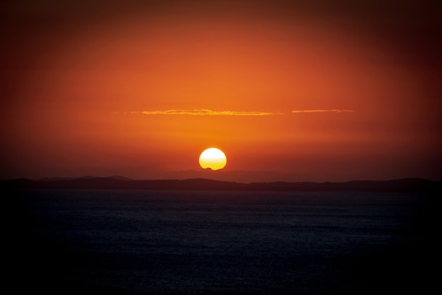 Puesta de sol en el mar brasileño