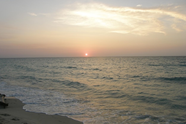 La puesta de sol en el mar Caribe Colombia