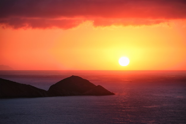 Puesta de sol en el mar en Grecia