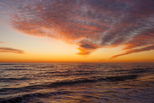 puesta de sol en el mar hermosas olas