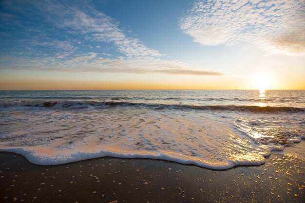 Puesta de sol en el mar hermosas olas