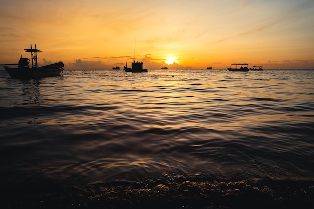 Puesta de sol en el mar de la isla