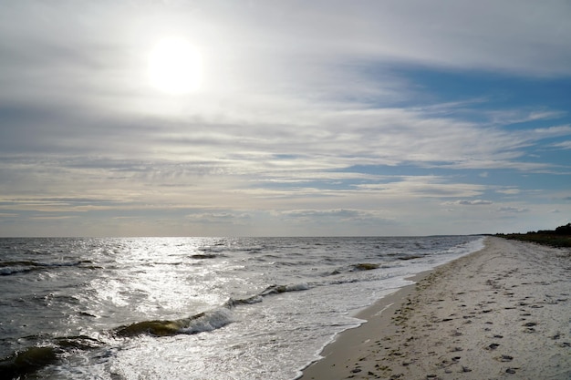 Puesta de sol en el mar. Kinburn Spit, Ucrania