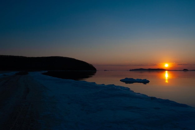 Puesta de sol en el mar Mar de invierno