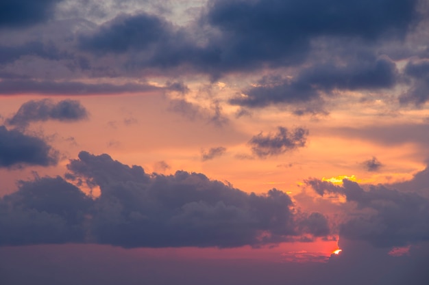 Puesta de sol en el mar Negro, cielo colorido y nubes durante la puesta de sol en Batumi