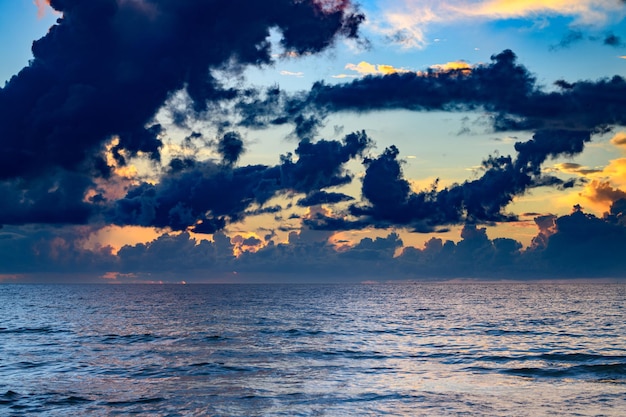 Puesta de sol mar paisaje colorido playa amanecer con olas tranquilas naturaleza mar cielo fondo amanecer con c