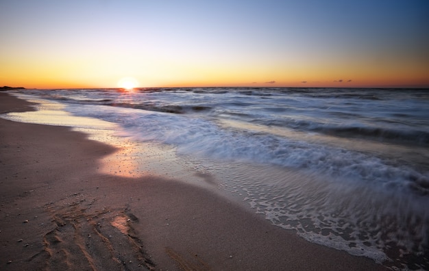 Puesta de sol y mar. Puesta de sol en la playa y el mar.