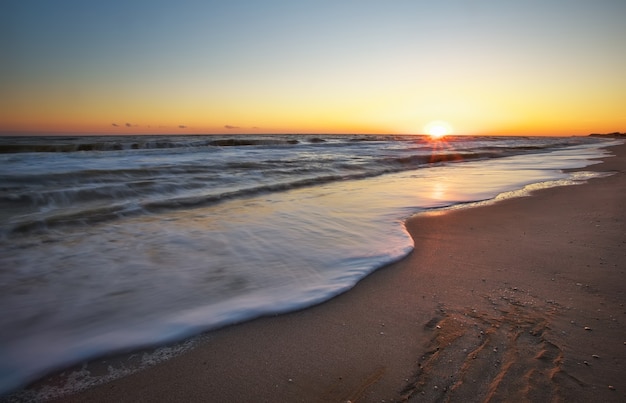 Puesta de sol y mar. Puesta de sol en la playa y el mar.