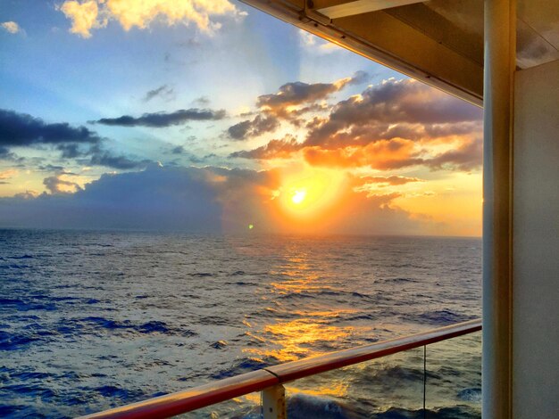 puesta de sol en el mar