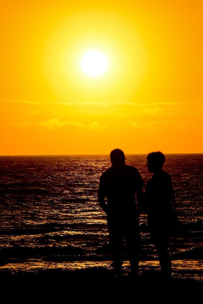 La puesta de sol en el mar