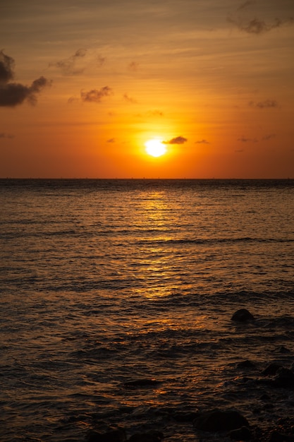 puesta de sol en el mar