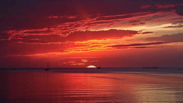 La puesta de sol con el mar