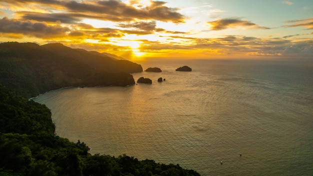 Foto la puesta de sol en el mirador de maracas trinidad