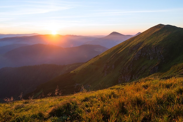 Puesta de sol de montaña en los Cárpatos