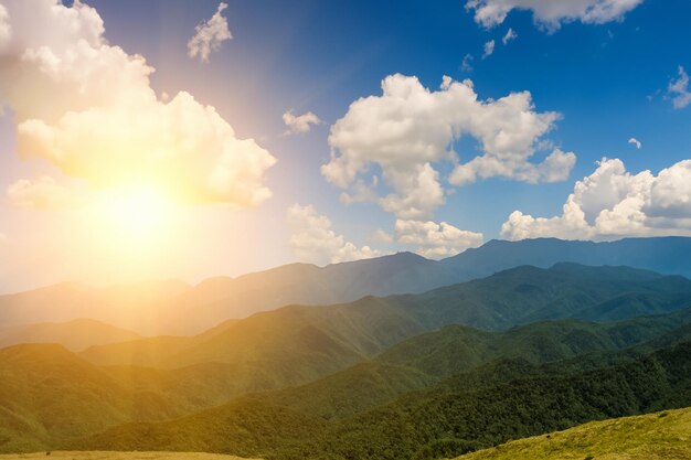 Foto la puesta de sol en la montaña con el paisaje de las nubes