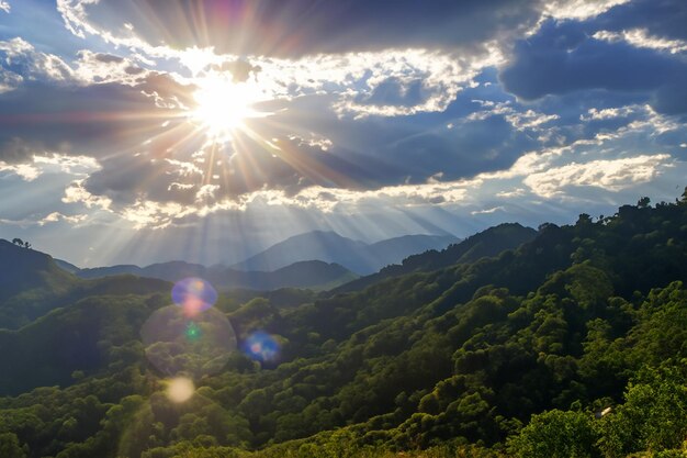 Foto la puesta de sol en la montaña con el paisaje de las nubes