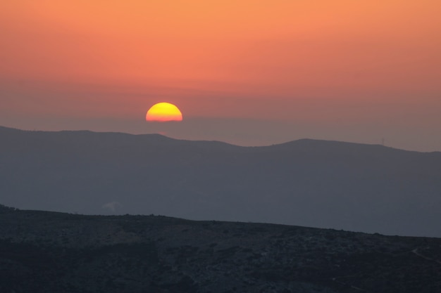 Puesta de sol en la montaña, puesta de sol detrás de la montaña.