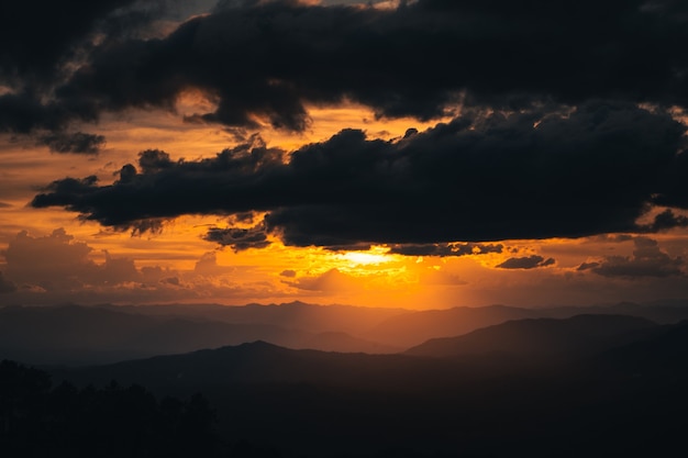 Puesta de sol en la montaña en verano Hora dorada