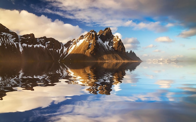 Puesta de sol en la montaña Vestrahorn y la playa de Stokksnes Vestrahorn es una popular atracción turística a lo largo de la carretera de circunvalación en el este de Islandia