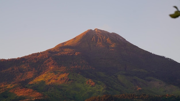 La puesta de sol en la montaña