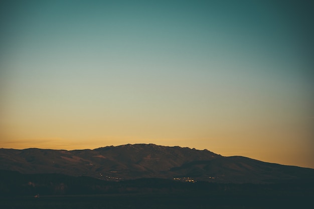 puesta de sol en la montaña