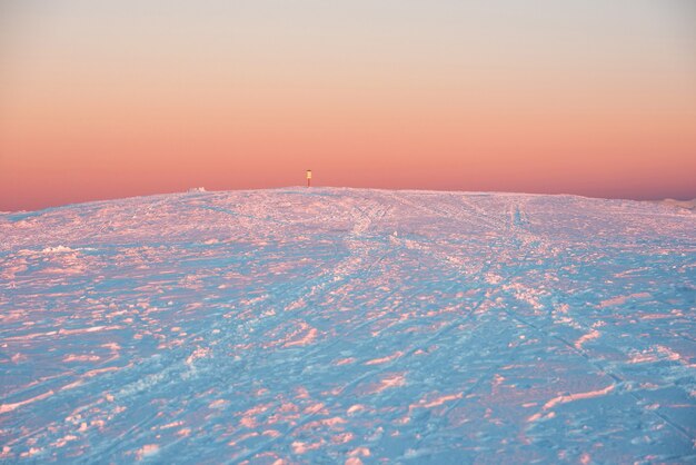 Puesta de sol en las montañas de invierno cubiertas de nieve.