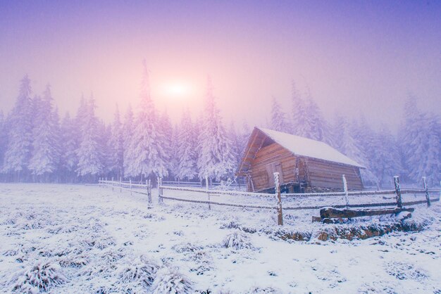 Foto puesta de sol en las montañas de invierno