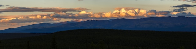 Puesta de sol en las montañas de Khibiny, Península de Kola, Rusia