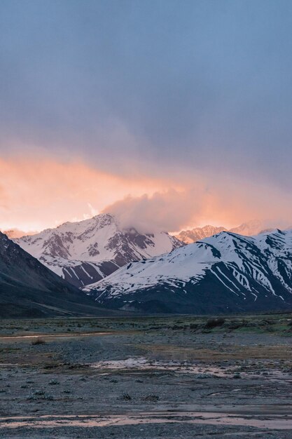 Puesta de sol en las montañas con nieve