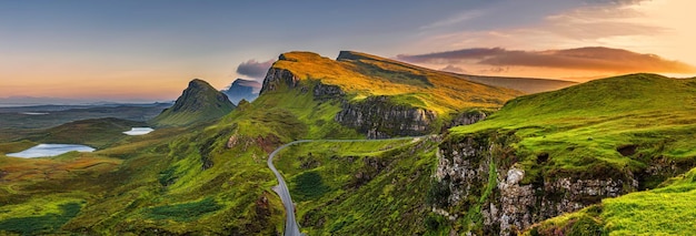 Puesta del sol de las montañas de Quiraing en la isla de Skye Escocia